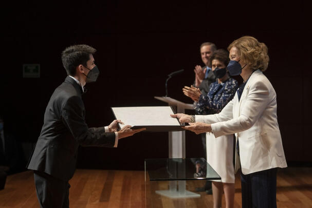 Receiving the Diploma of the Most Outstanding Student of the Composition Chair from HM Queen Sofía of Spain. Reina Sofía School of Music, Auditorio 400, MNCARS, Madrid, 2021.